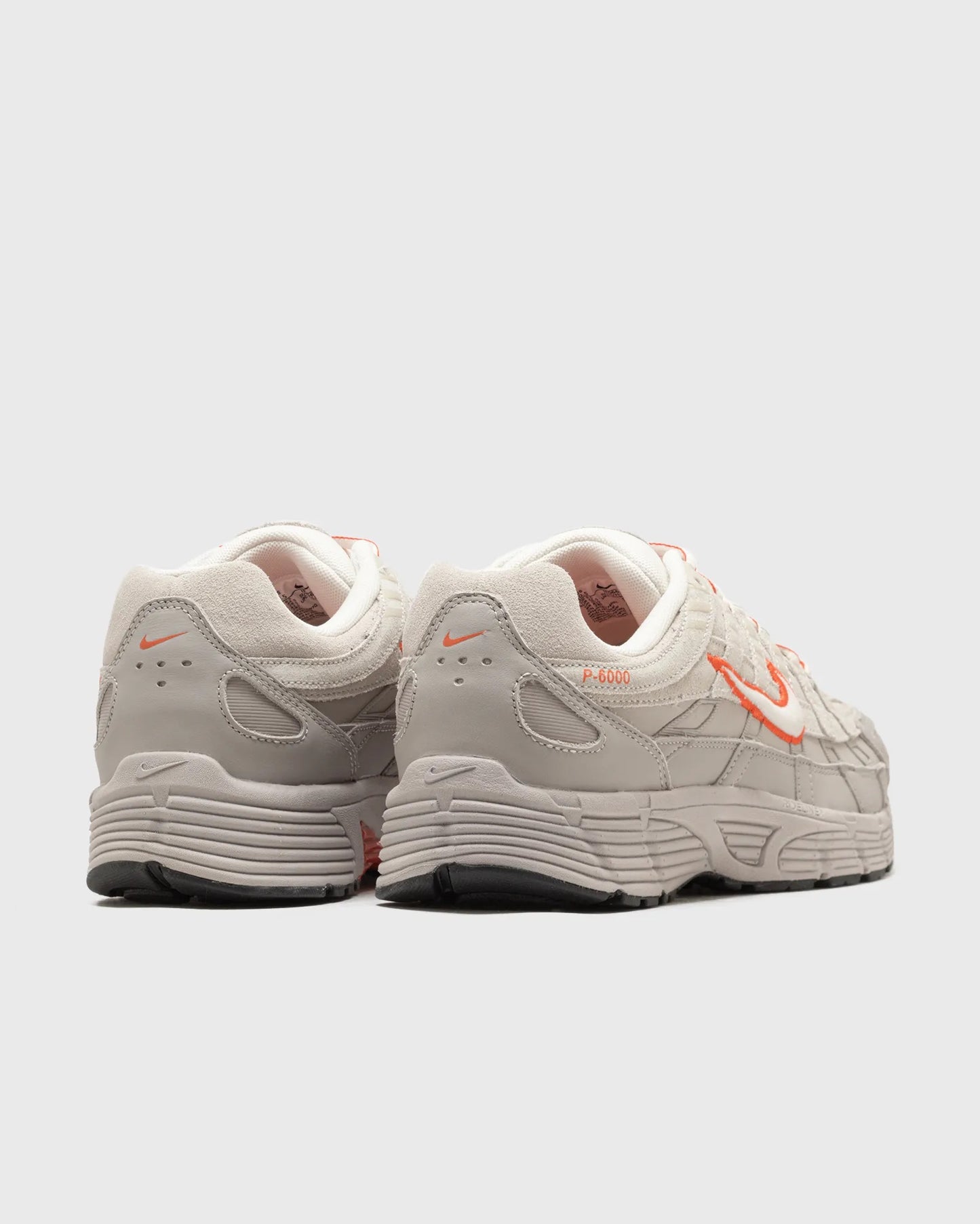 Nike P-6000 Phantom Picante Red achterzijde – IF0668-002