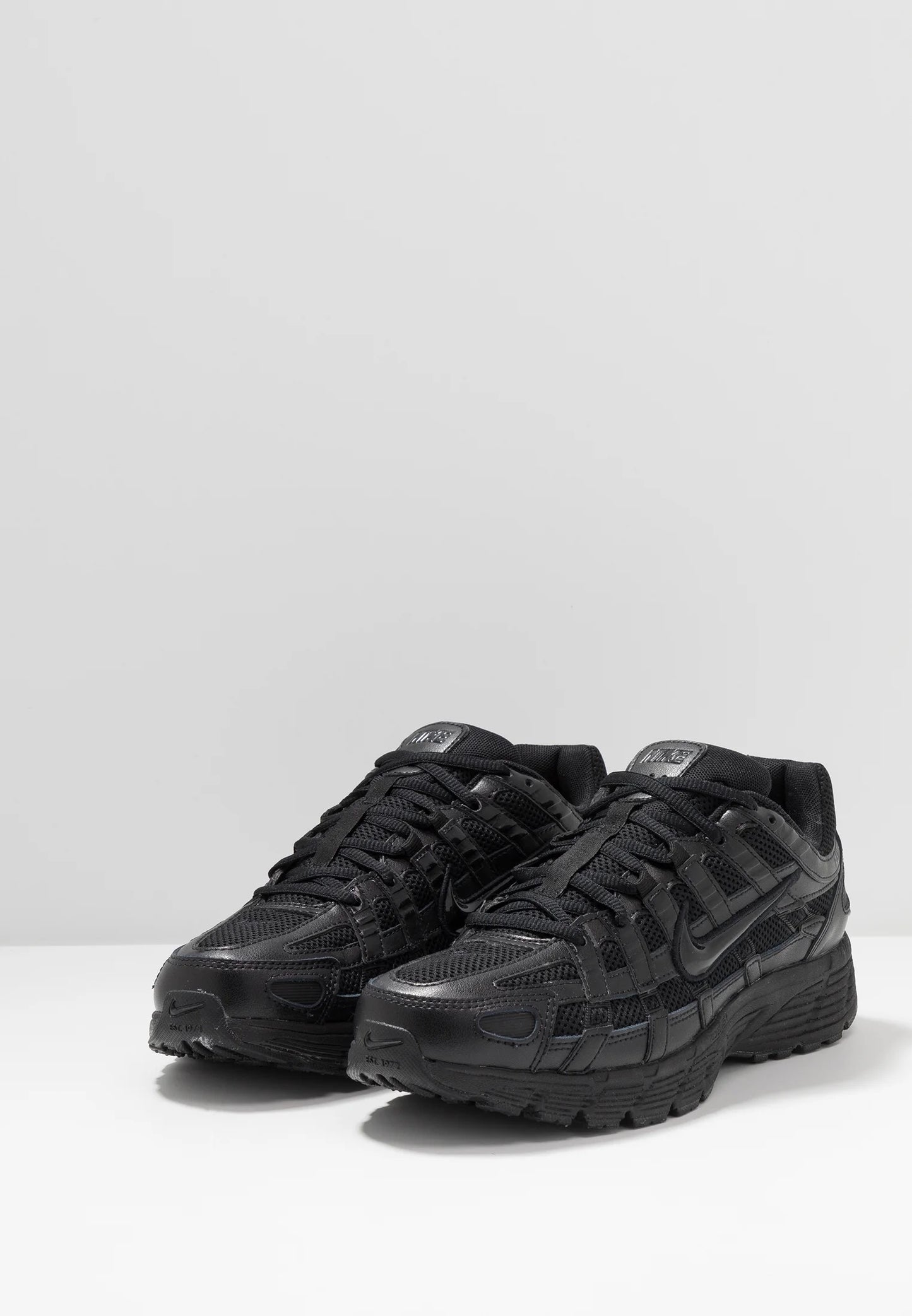 Nike P-6000 Triple Black zijaanzicht