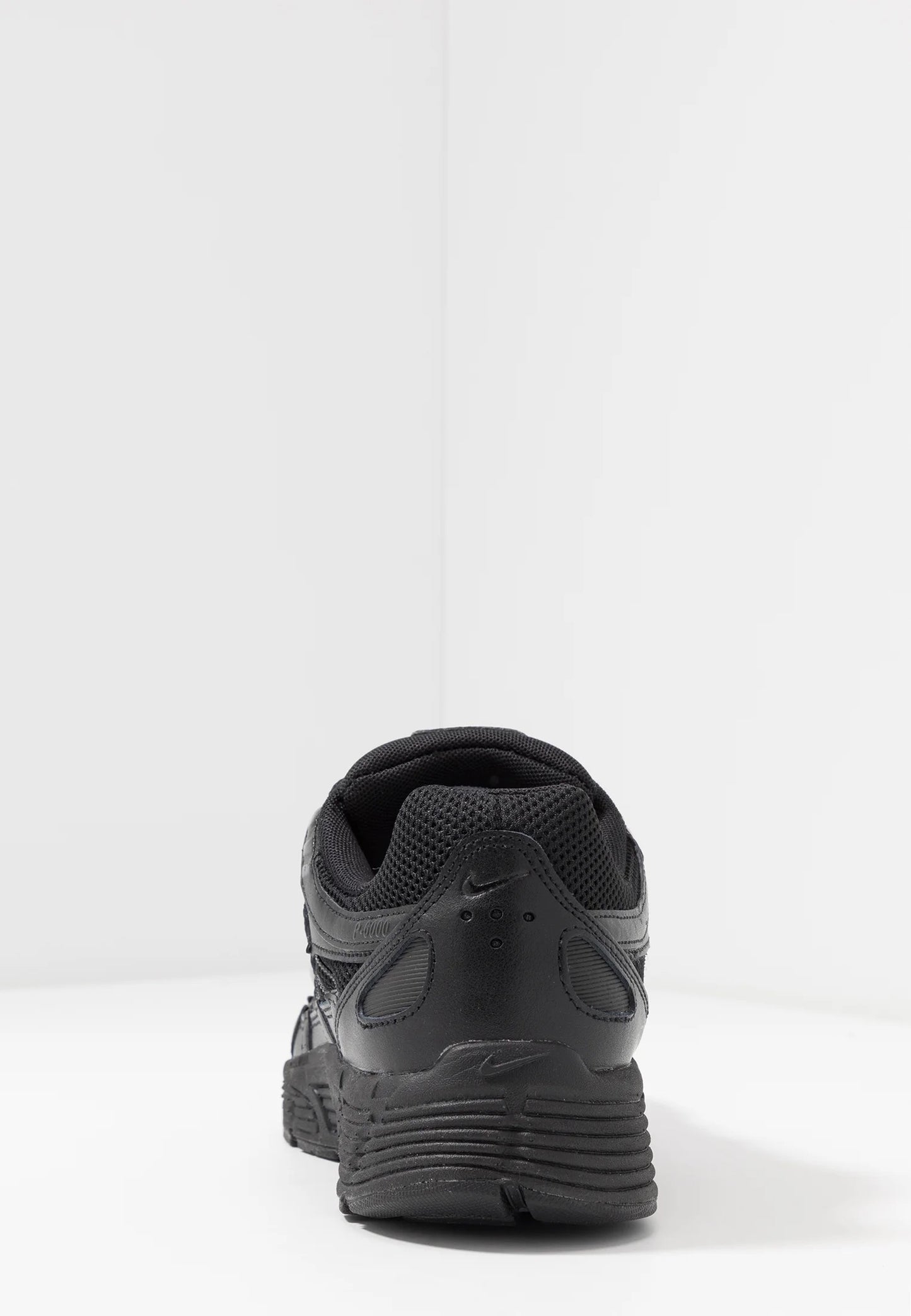Nike P-6000 Triple Black achterzijde