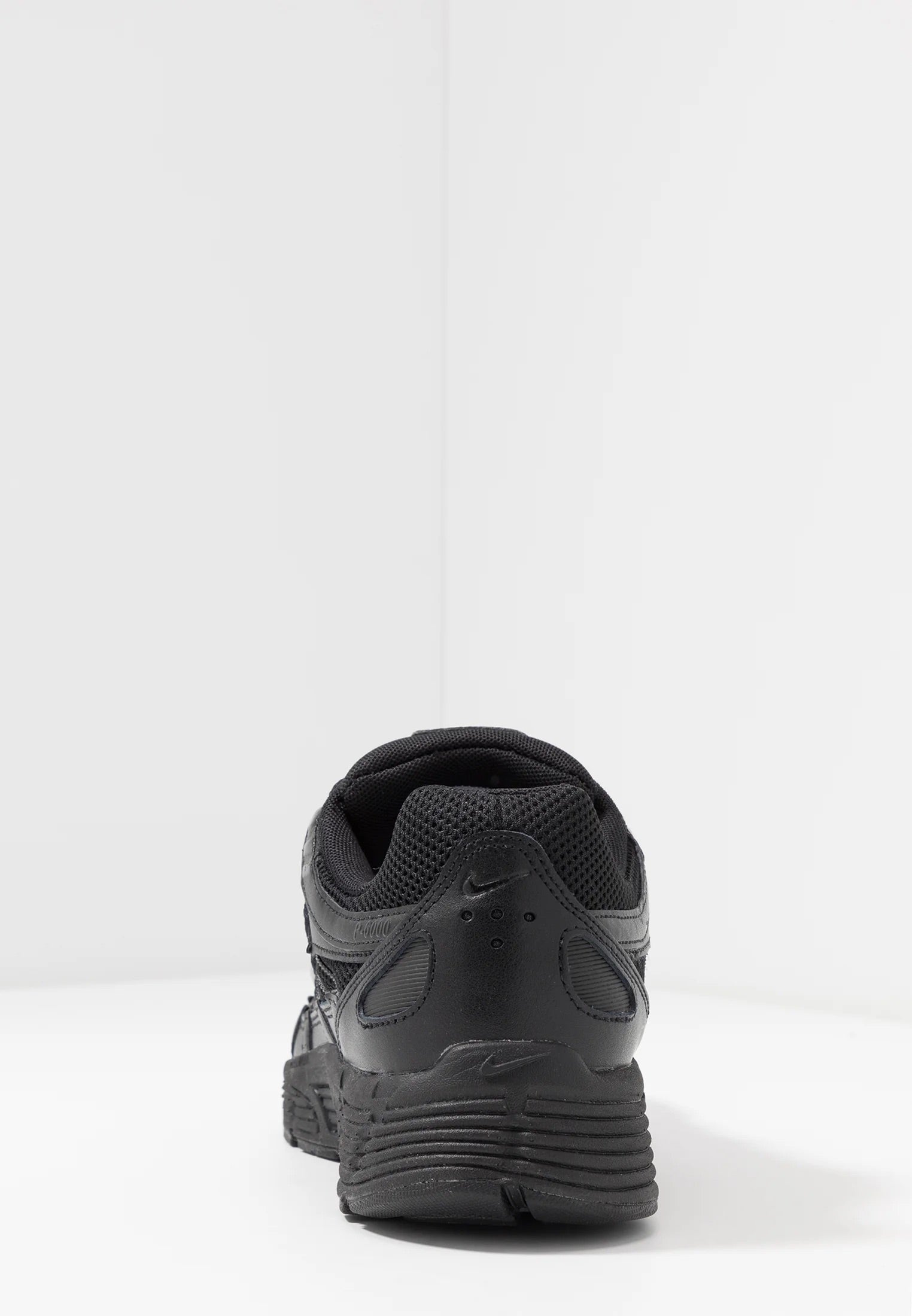 Nike P-6000 Triple Black achterzijde