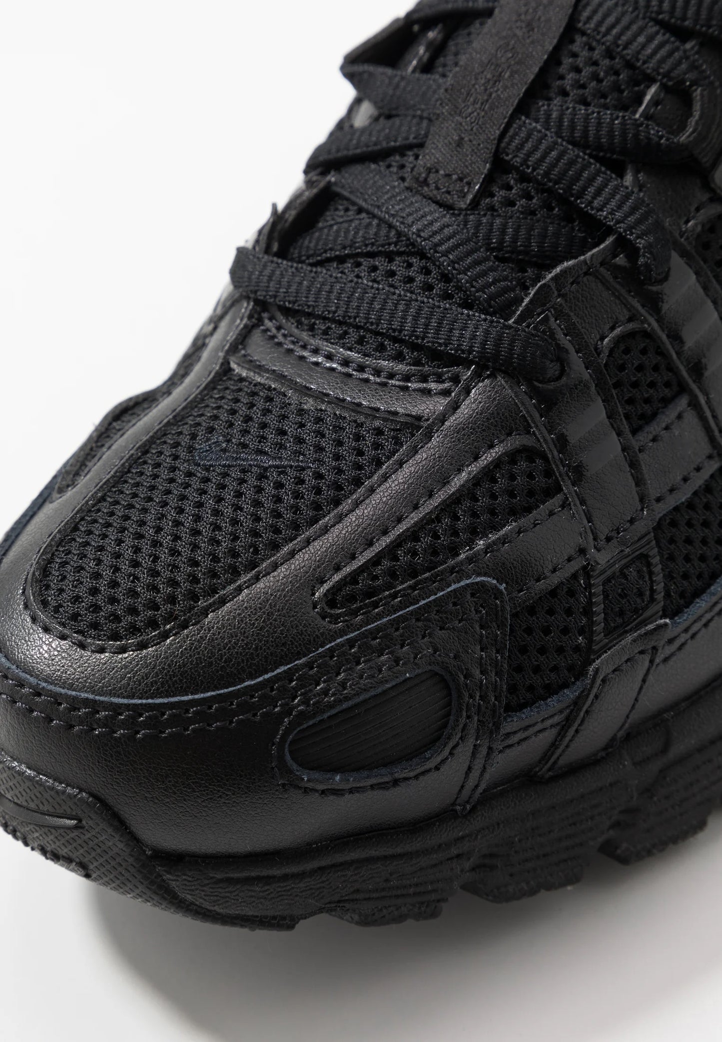 Nike P-6000 Triple Black detail mesh en overlays