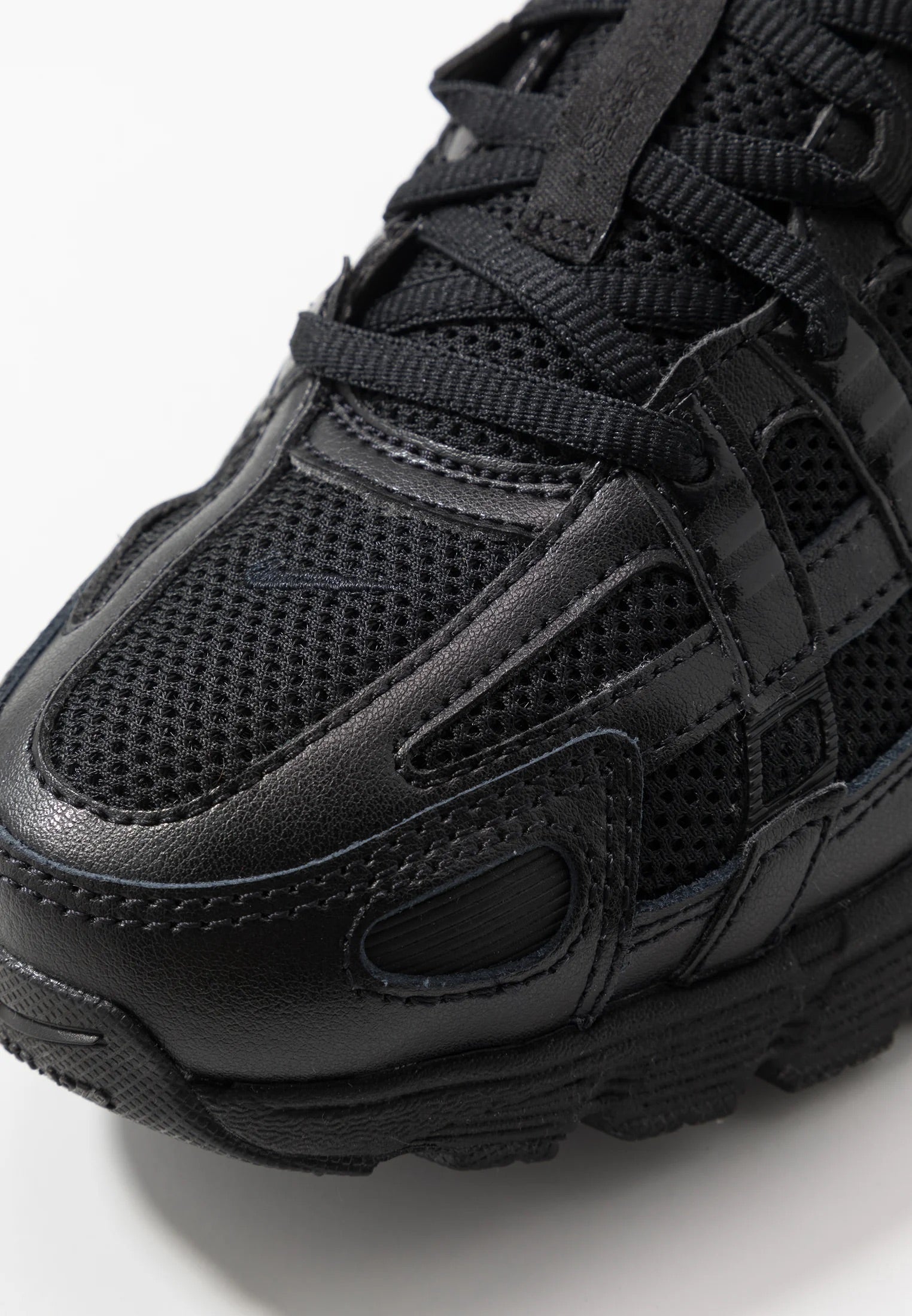 Nike P-6000 Triple Black detail mesh en overlays