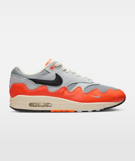 Patta x Nike Air Max 1 Hyper Crimson Black Pure Platinum II7055-800 zijkant