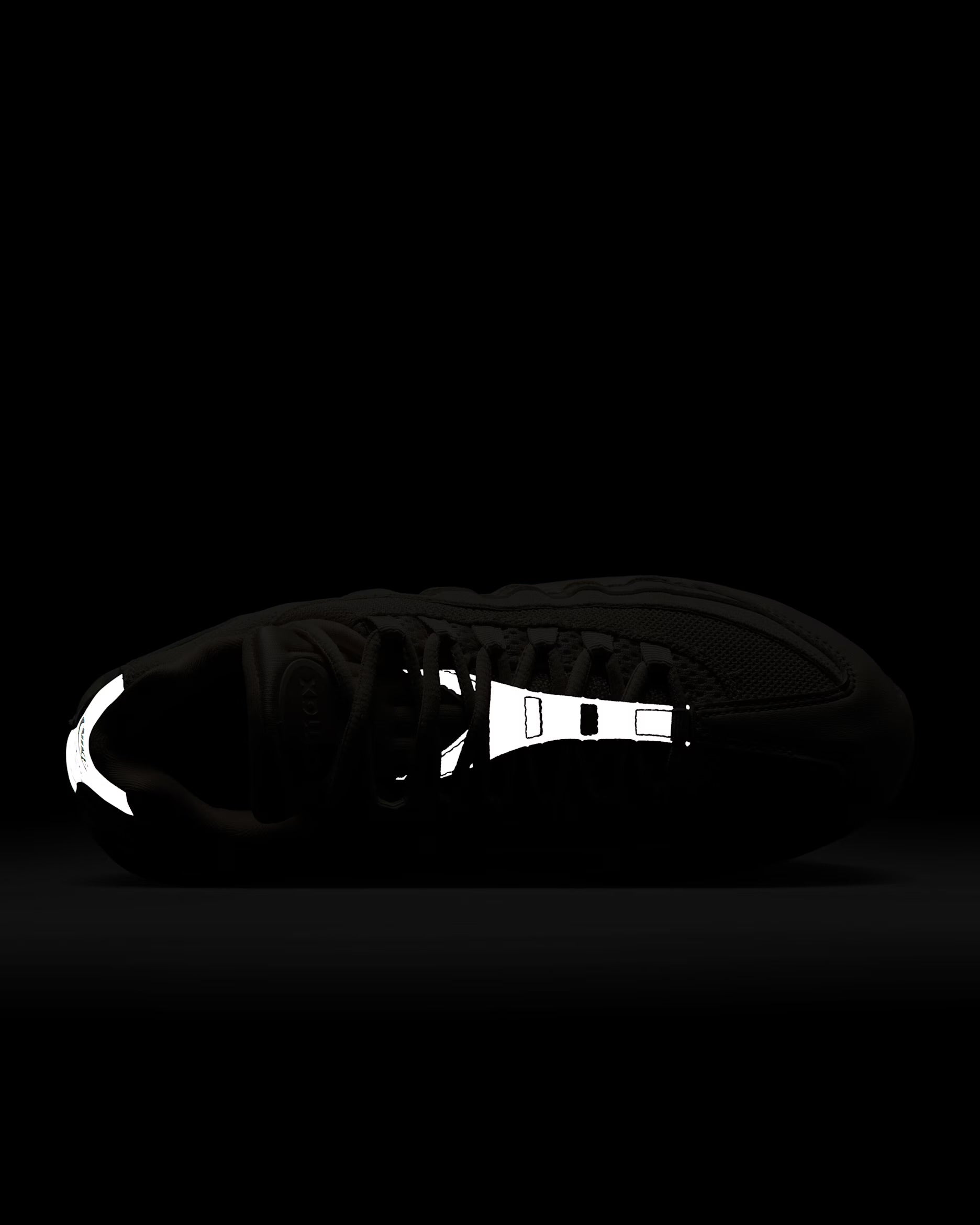 Nike Air Max 95 OG Big Bubble Soft Pearl IB6396-101 reflective bovenkant